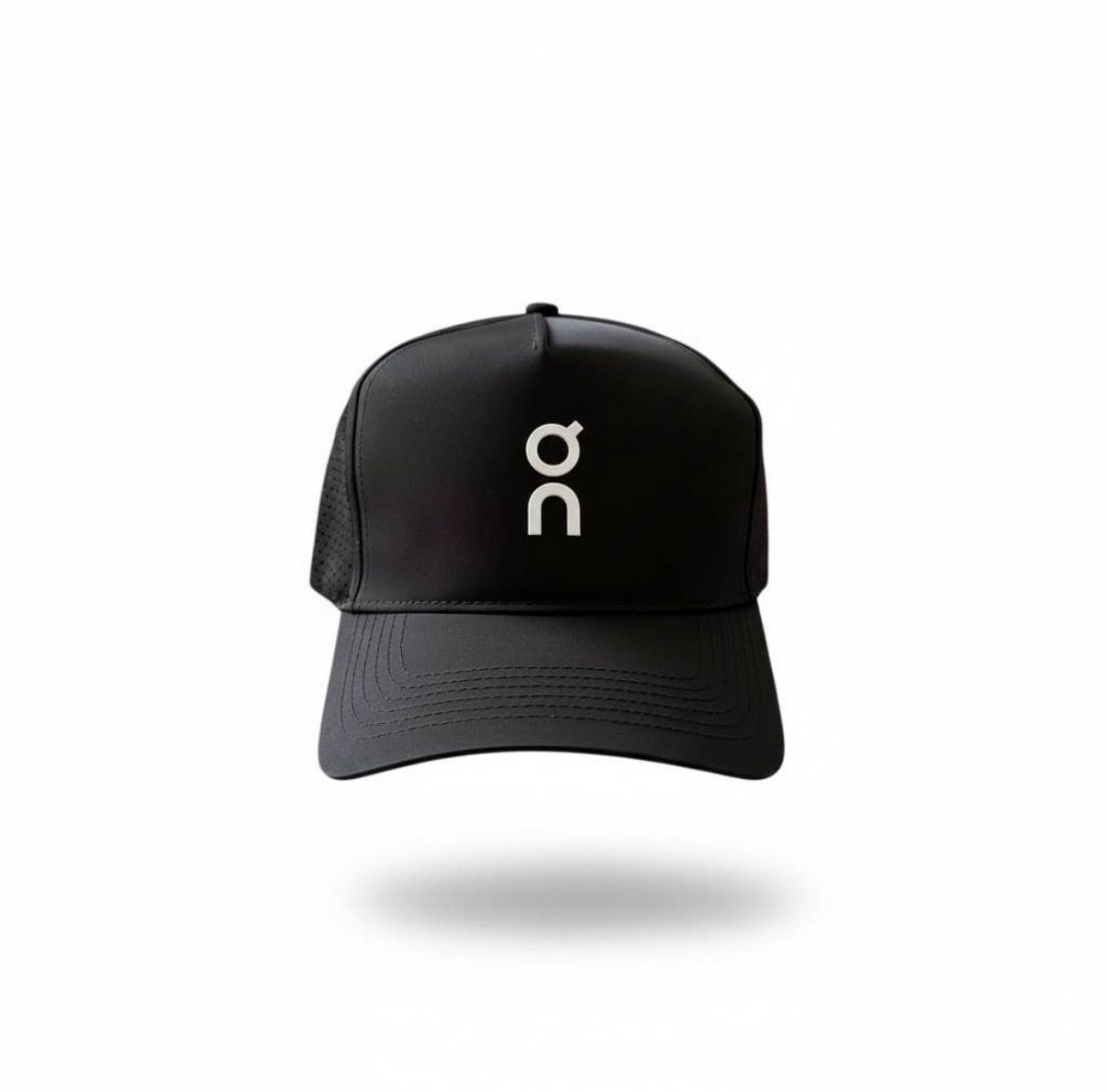 Gorra negra con logo blanco